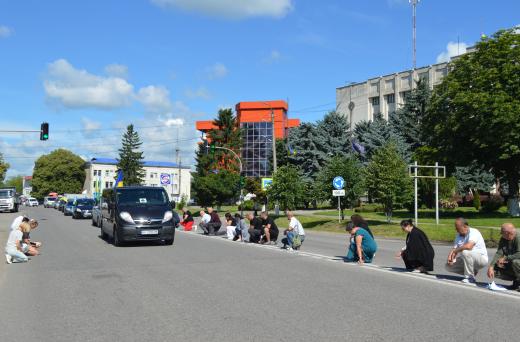 У КАГАРЛИКУ З ВІЙСЬКОВИМИ ПОЧЕСТЯМИ ПОХОВАЛИ СОЛДАТА ІГОРЯ СЛИЗЧЕНКА