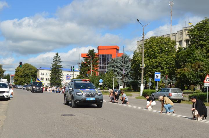 ПОВЕРНУВСЯ ДО РІДНОГО ДОМУ НА ЩИТІ: У КАГАРЛИКУ З ВІЙСЬКОВИМИ ПОЧЕСТЯМИ ПОХОВАЛИ СОЛДАТА ЄВГЕНІЯ ВАШЕКУ