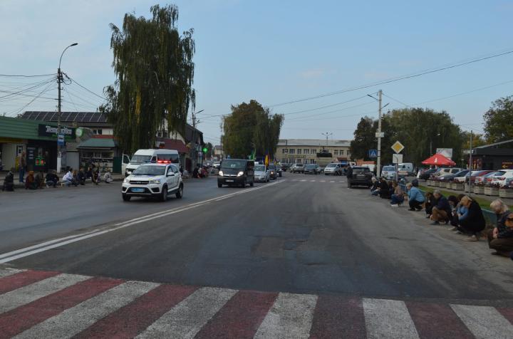 ЛЮДИНА ПРАЦІ, ВОЇН, ЯКИЙ ВІДДАВ ЖИТТЯ ЗА БАТЬКІВЩИНУ: У СЕЛІ ГОРОХОВОМУ З ВІЙСЬКОВИМИ ПОЧЕСТЯМИ ПОХОВАЛИ ВІКТОРА ДРЕМЛЮГУ