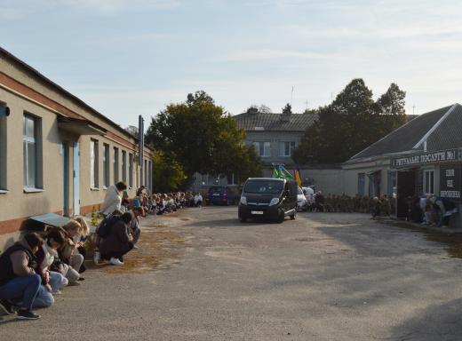ЗАХИСТ УКРАЇНИ БУВ ЙОГО СВІДОМИМ ВИБОРОМ: У КАГАРЛИКУ ПРОВЕЛИ В ОСТАННЮ ЗЕМНУ ДОРОГУ ВОЇНА ОЛЕГА МАЦІБУРУ