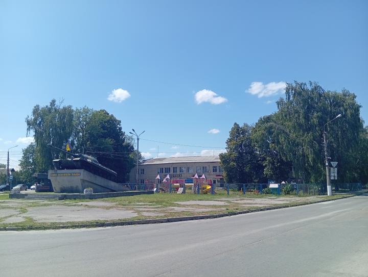 Дах приміщення бібліотек після ремонту