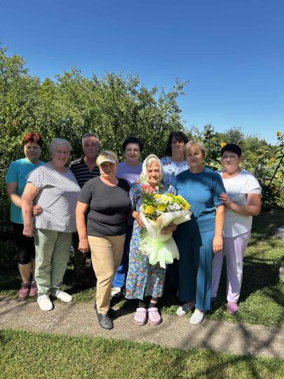Працівники старостату, педагогічного колективу, (колишні колеги та учні), рідні вітали сьогодні ювілярку