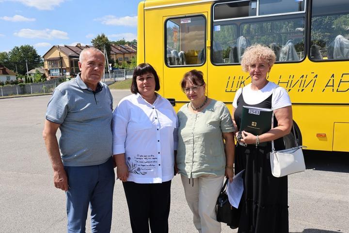 Олександр Панюта, Жанна Осипенко, Надія Омельченко та Наталія Коваленко під час церемонії передачі шкільних автобусів