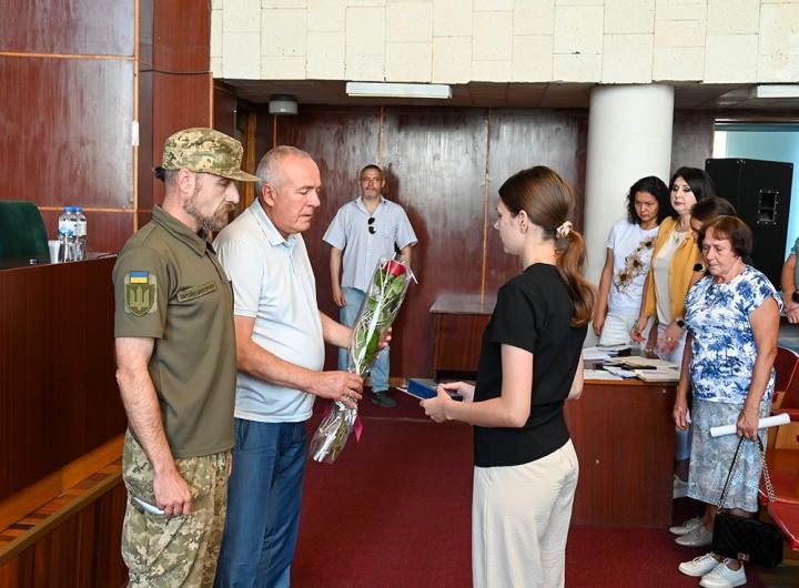 Вручали відзнаки представник ТЦК Олександр Ткаченко і міський голова Олександр Панюта