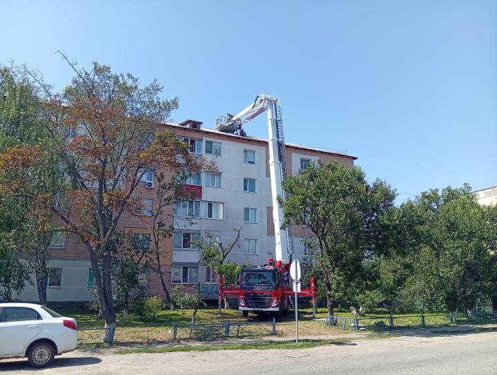 Висотний кран ДСНС допомагає в ремонті даху 5-поверхового будинку