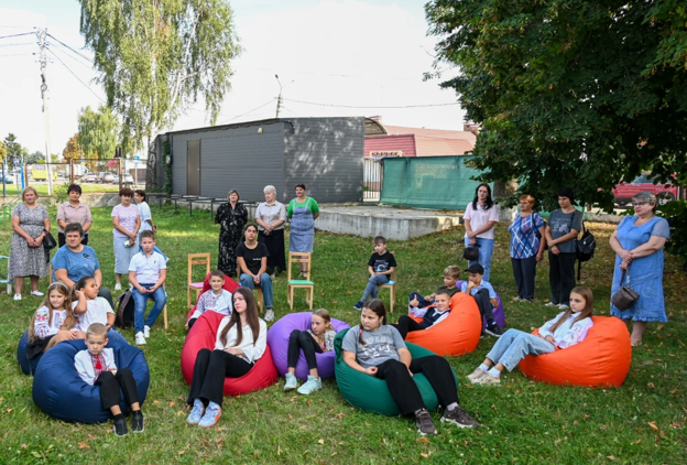 Учасники церемонії нагородження біля Центральної бібліотеки в Кагарлику