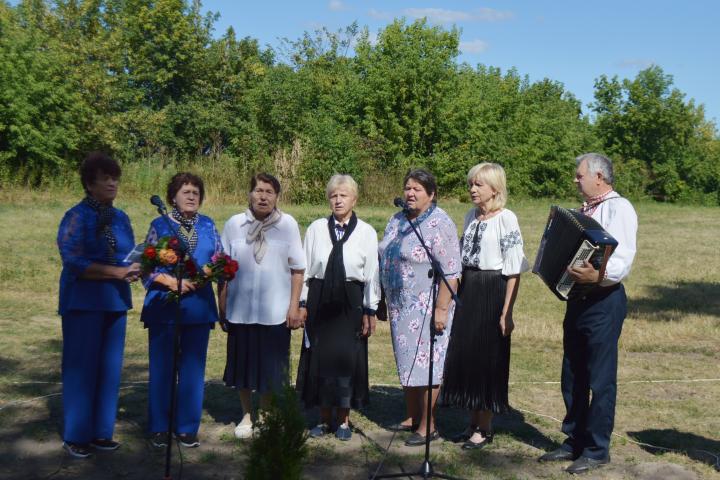 Виступають учасники художньої самодіяльності