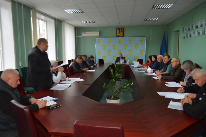 На засіданні комісії з питань соціально-економічного розвитку, комунальної власності, житлово-комунального господарства,  промисловості, транспорту, зв’язку, будівництва торгівлі та побуту, регламенту, депутатської етики, забезпечення діяльності депутатів, законності та правопорядку