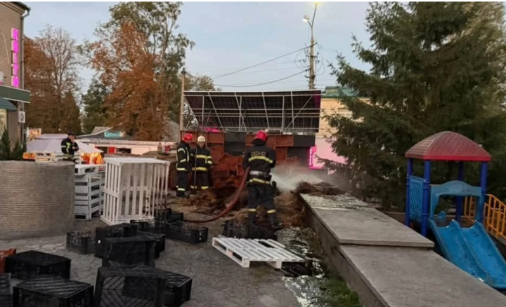 Рятувальники гасять пожежу фотозони біля Квіткової крамниці