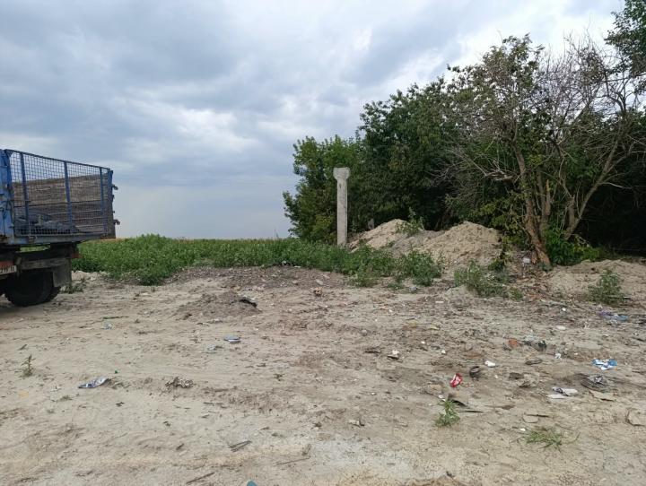 Комунальники прибрали сміття