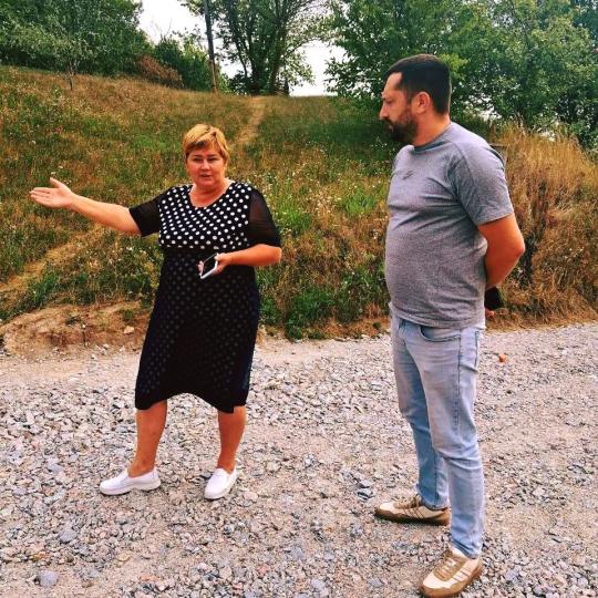 Староста села Людмила Ананьєва обговорює з представником фірми обсяги робіт