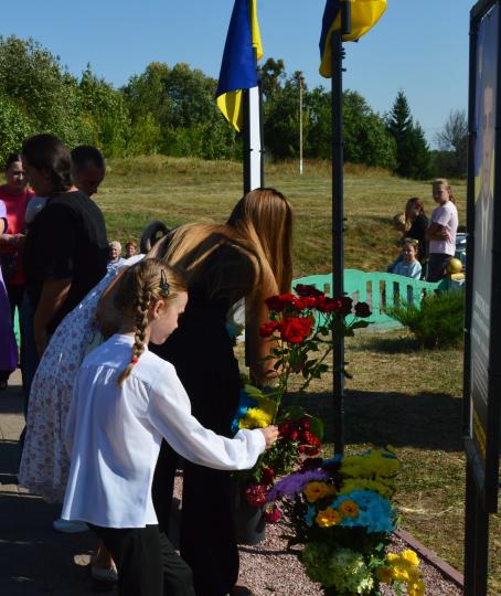 Покладання квітів