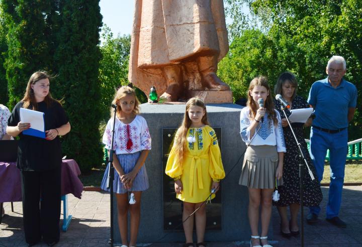 Звучать зворушливі поетичні рядки з вуст дітей