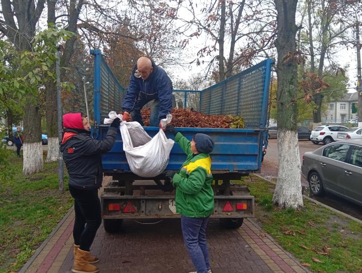 Працівники Адміністрації парку на благоустрої рідного міста