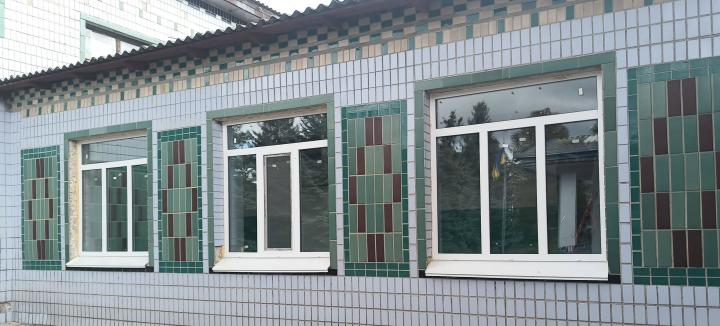 У Буртівській гімназії встановлено енергозбережні металопластикові вікна