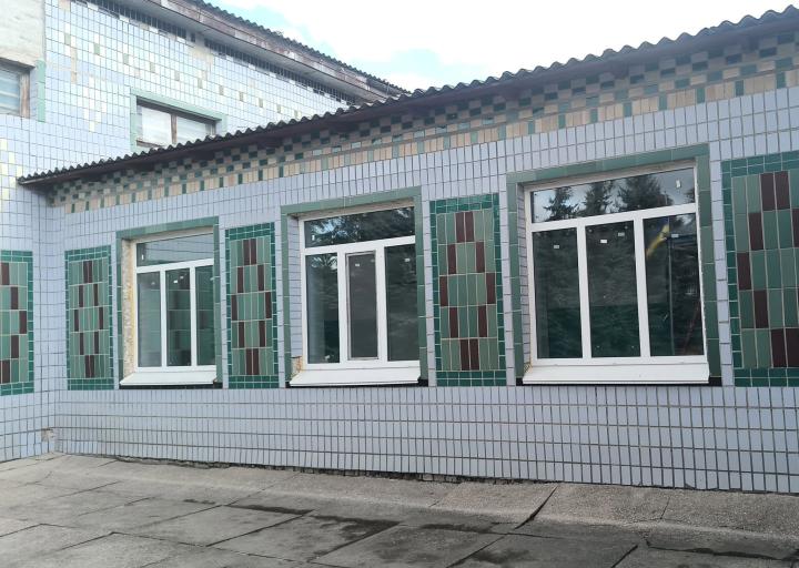У Буртівській гімназії встановлено енергозбережні металопластикові вікна