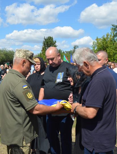 Майор Сергій Решетник вручає Державний Прапор України родині загиблого