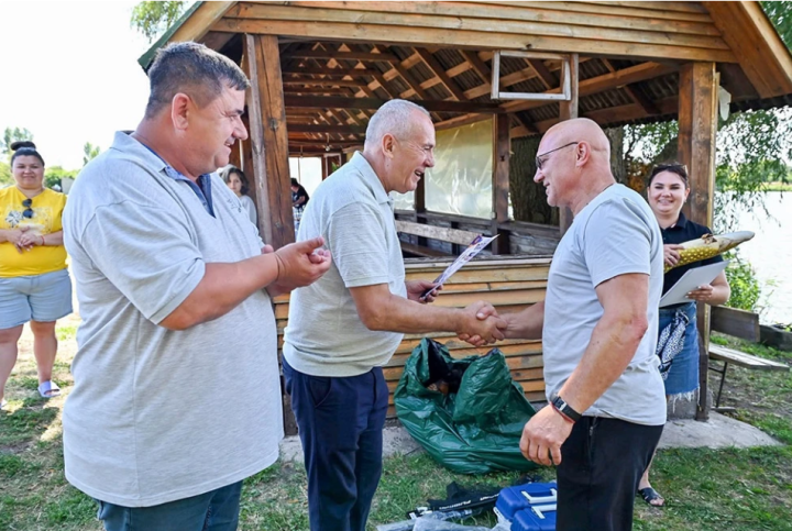 Олександр Панюта та Олександр Широкоступ вітають переможців змагань з риболовлі