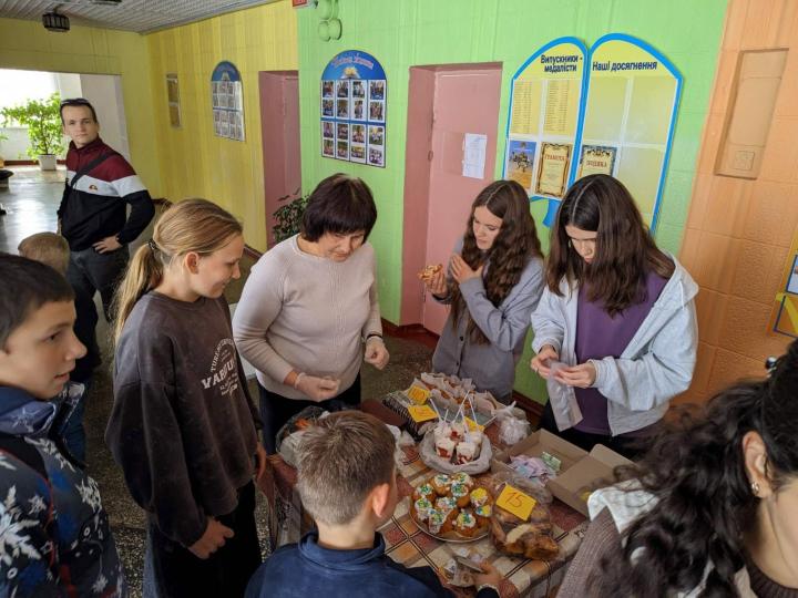 Благодійний ярмарок у Буртівській гімназії