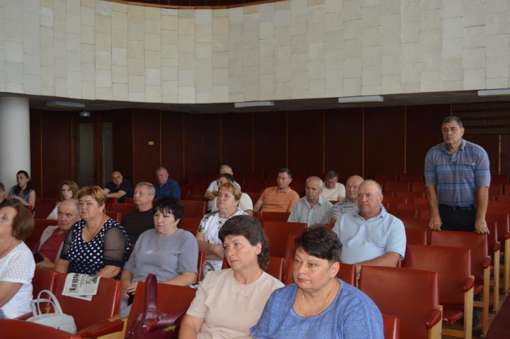На засіданні штабу староста Володимир Безвербний доповідає про ситуацію в Черняхівському окрузі