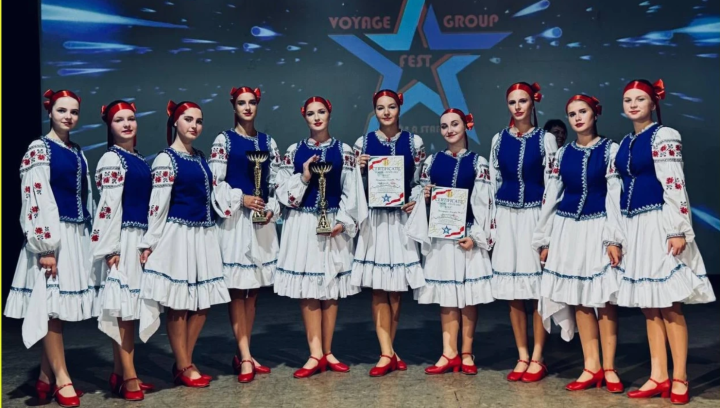 Учасниці хореографічного колективу «Мрія» з Кагарлика з кубками та нагородами на конкурсі в Італії