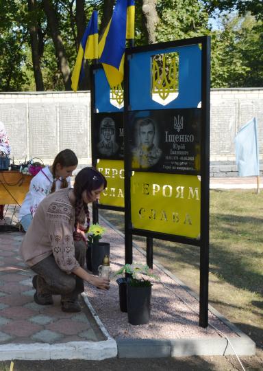 Діти запалили лампадки пам’яті та поставили їх біля світлин Героїв