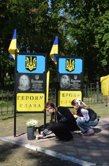 Діти запалили лампадки пам’яті та поставили їх біля світлин Героїв