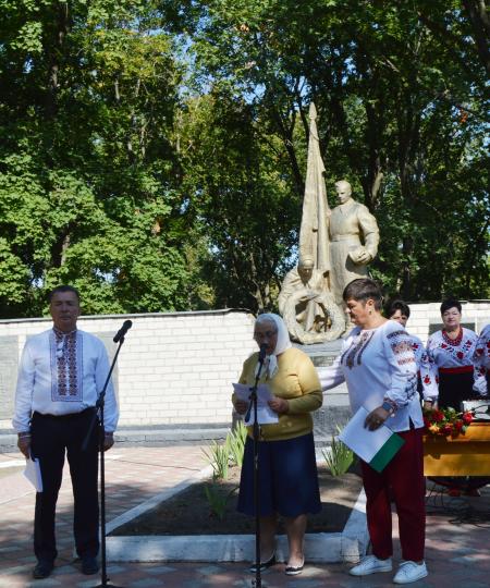 Поетичну присвяту землякам-Героям декламувала жителька Слободи Людмила Березова