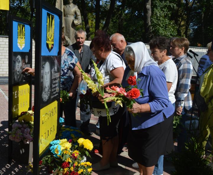 Покладання квітів