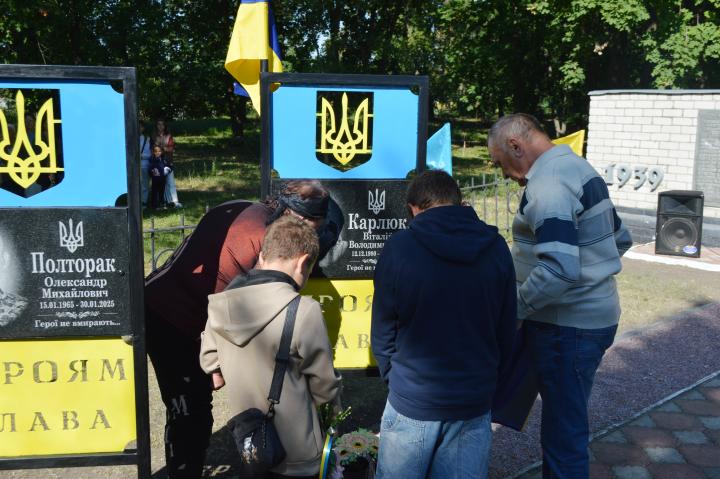 Пам’ятну світлину Героя Віталія Карлюка відкрили його батьки — мама Людмила та батько Володимир-