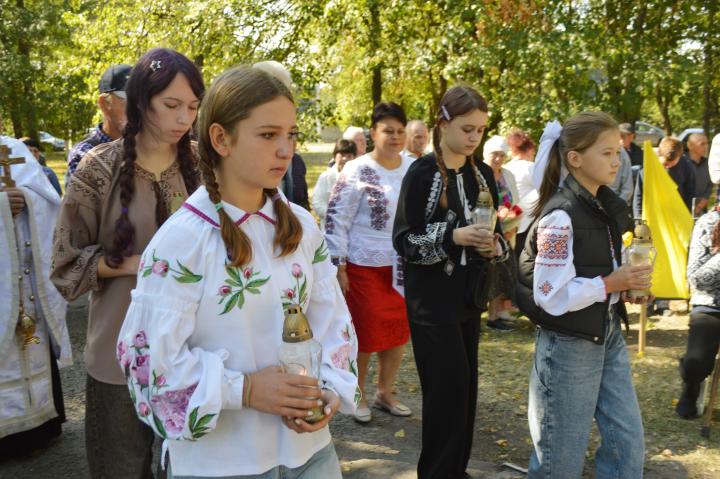 Діти запалили лампадки пам’яті та поставили їх біля світлин Героїв