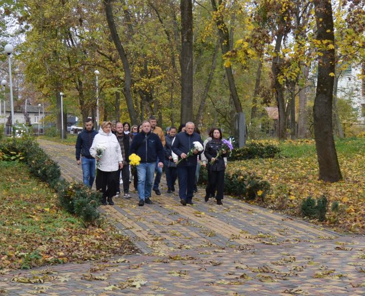 Покладання квітів до Меморіалу Слави в Кагарлицькому парку