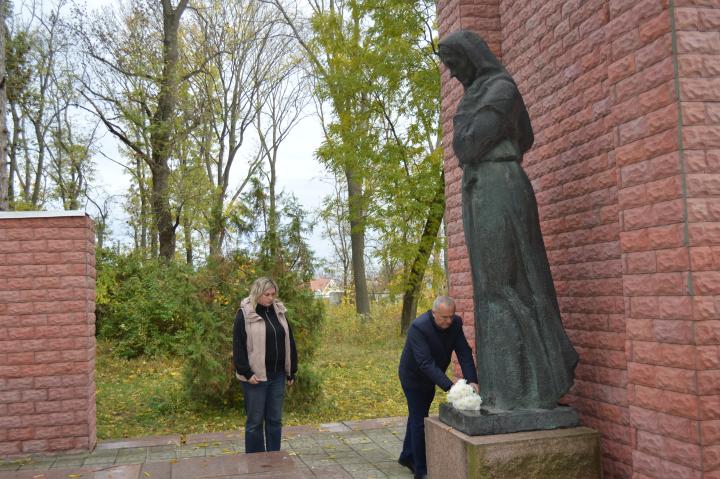 Покладання квітів до Меморіалу Слави в Кагарлицькому парку
