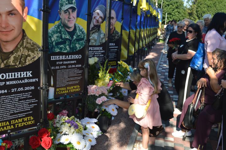 Покладання квітів до підніжжя банерів