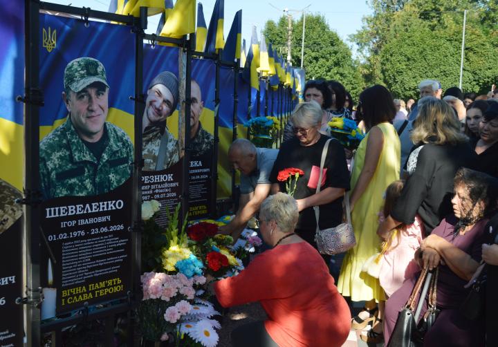 Покладання квітів до підніжжя банерів