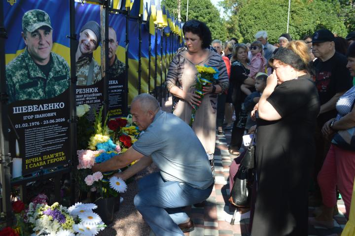 Покладання квітів до підніжжя банерів