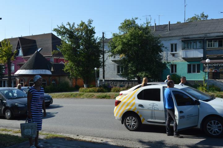 До хвилини мовчання долучилися перехожі, водії та пасажири транзитного транспорту