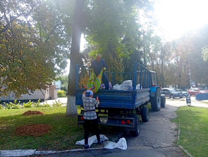 Уже розпочато прибирання опалого листя: завтра осінь