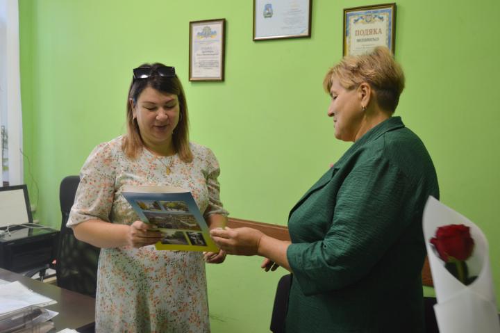 Любов Коваль вручає Подяку Ользі Лукашенко