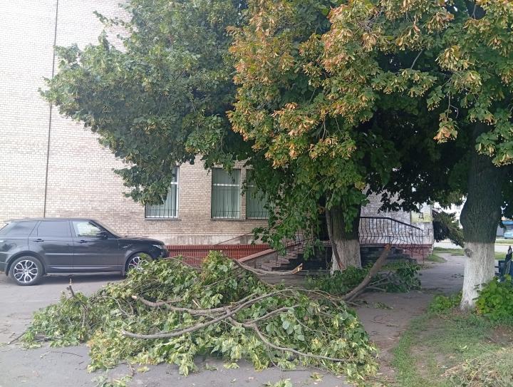 На розі вулиць біля Укрпошти