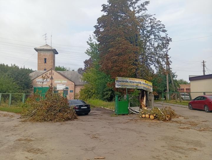 Біля колишньої пожежної частини