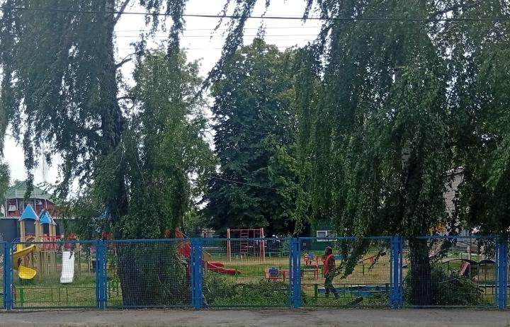 Дитмайданчик біля бібліотек