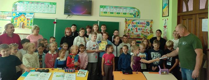 Учні передають зібрані кошти волонтерам KaDrone